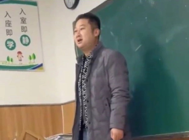 Bố của học sinh dốt nhất lớp đứng lên phát biểu, chỉ nói vài câu mà được khen nức nở: Anh này đúng là người có trí tuệ cao!-1