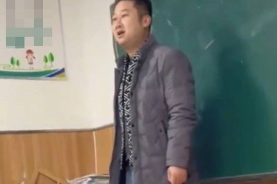 Bố của học sinh dốt nhất lớp đứng lên phát biểu, chỉ nói vài câu mà được khen nức nở: 