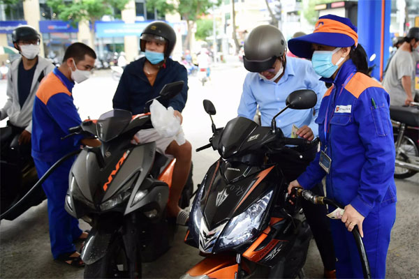 Giá xăng dầu tiếp tục giảm, RON95 còn 23.020 đồng/lít-2