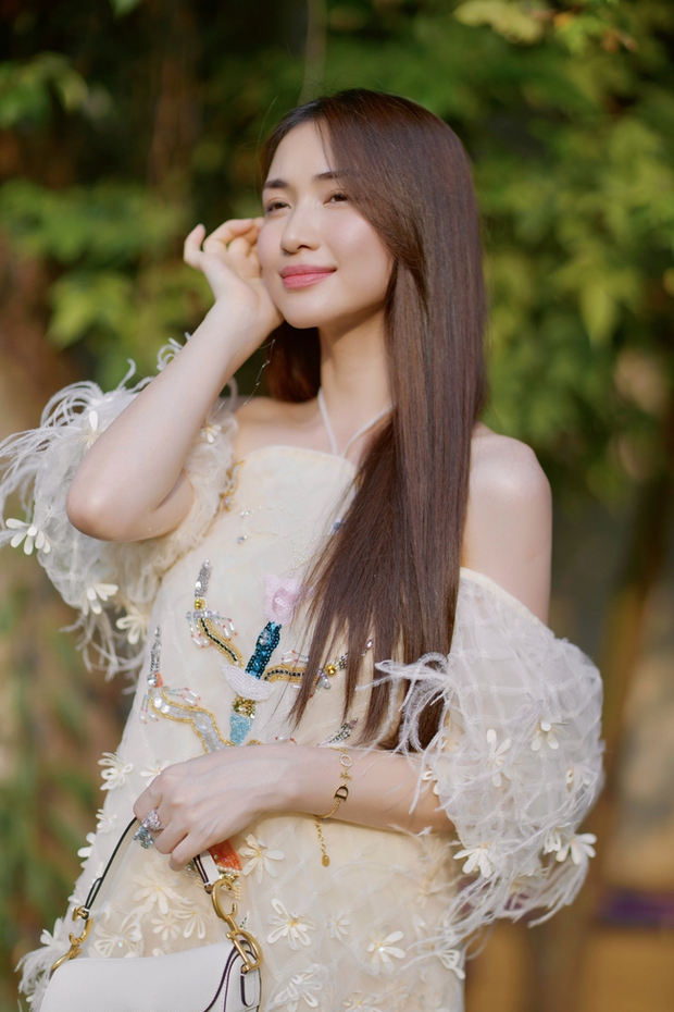 Sở hữu nhà sang, xe xịn nhưng Hòa Minzy vẫn livestream bán hàng online để kiếm thêm, nguyên nhân là gì?-5