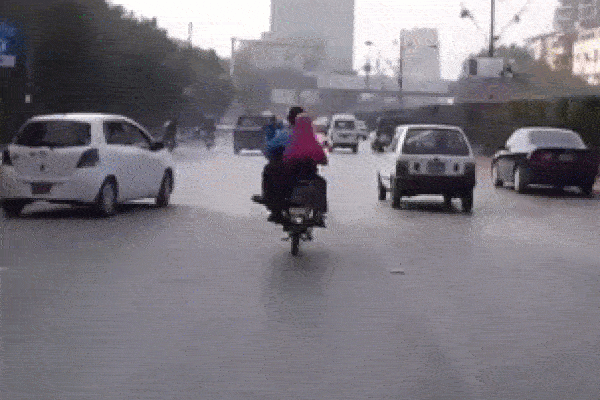 Clip: Đang đi đường, cả gia đình bất ngờ bị quật ngã khỏi xe máy