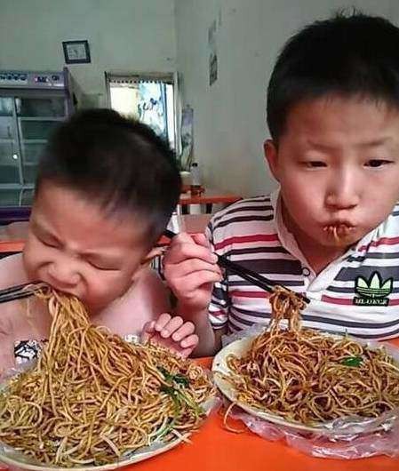 Gửi 2 con gái song sinh về quê cho bà nội chăm, 1 tháng sau về đón người mẹ ân hận-3