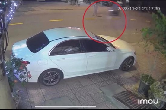 Xe máy tông phải người đứng giữa đường, 4 người thương vong