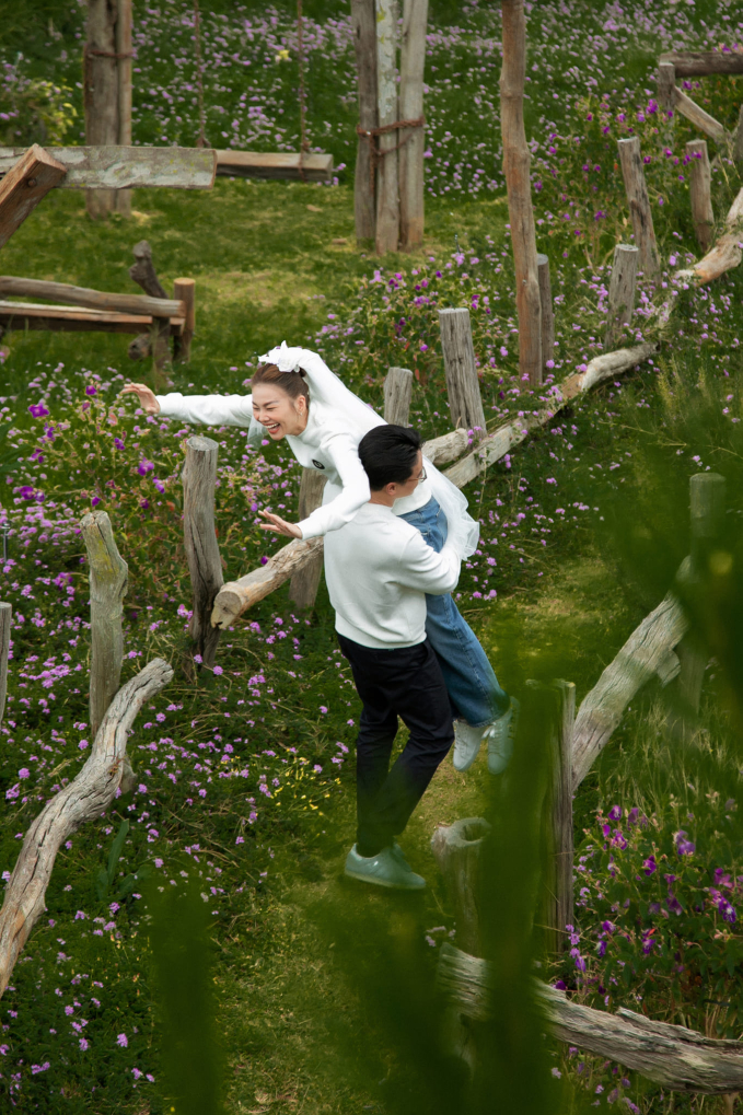 Ảnh cưới Thanh Hằng kỷ niệm 1 tháng kết hôn: Nhạc trưởng bế vợ, cô dâu mới cười tít mắt vì nụ hôn cực ngọt-1