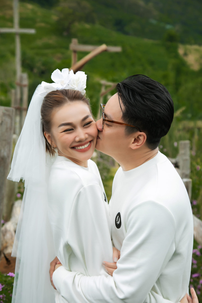 Ảnh cưới Thanh Hằng kỷ niệm 1 tháng kết hôn: Nhạc trưởng bế vợ, cô dâu mới cười tít mắt vì nụ hôn cực ngọt-2