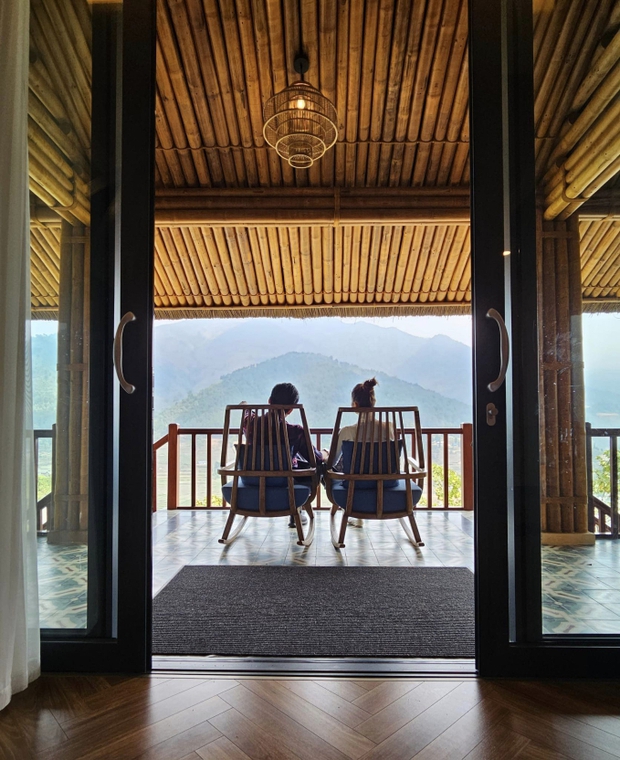 Ảnh cưới Thanh Hằng kỷ niệm 1 tháng kết hôn: Nhạc trưởng bế vợ, cô dâu mới cười tít mắt vì nụ hôn cực ngọt-3