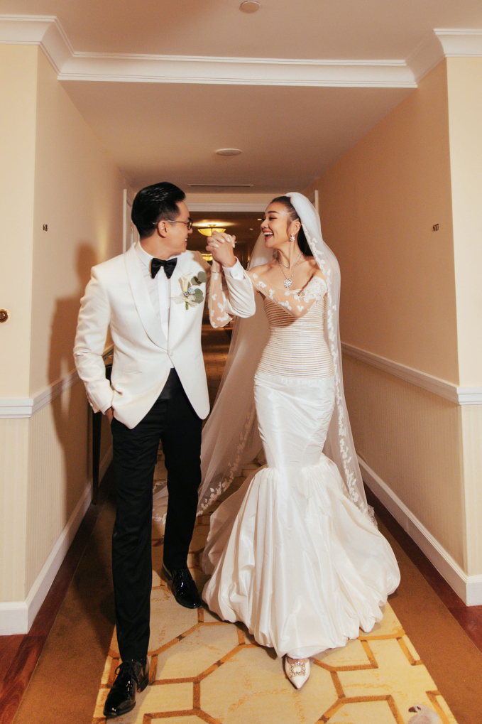 Ảnh cưới Thanh Hằng kỷ niệm 1 tháng kết hôn: Nhạc trưởng bế vợ, cô dâu mới cười tít mắt vì nụ hôn cực ngọt-4