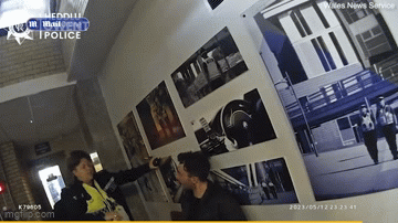 Mẹ bị sát hại dã man, con trai có biểu hiện gây ớn lạnh khi bị cảnh sát bắt giữ để điều tra-3