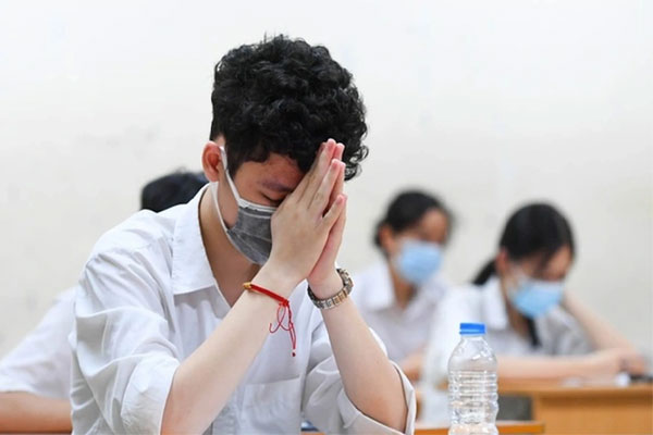 Mẹ ơi, các bạn học thêm ở nhà cô điểm cao hơn-2