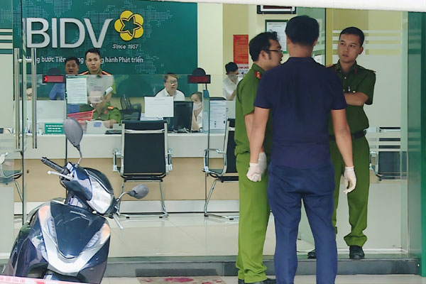 Clip cận cảnh 2 đối tượng dùng súng cướp ngân hàng, đâm bảo vệ tử vong ở Đà Nẵng-1