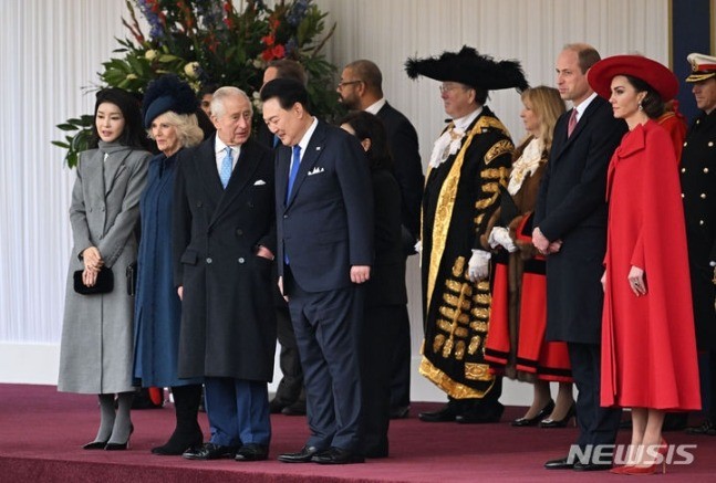 Đệ nhất Phu nhân Hàn Quốc được khen khi đứng cạnh Vương phi Kate-2