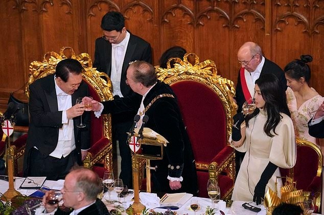 Đệ nhất Phu nhân Hàn Quốc được khen khi đứng cạnh Vương phi Kate-10