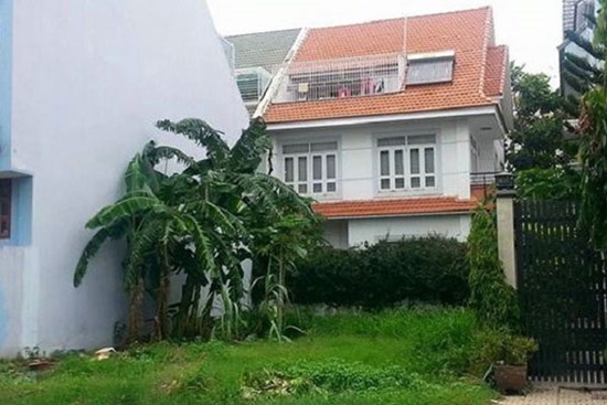 Bỏ hàng trăm triệu đồng mua đất xen kẹt ở Hà Nội rồi để... trồng rau