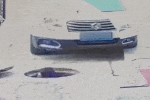 Clip: Thò đầu ra khỏi hố ga, nam công nhân bị ô tô đâm trúng