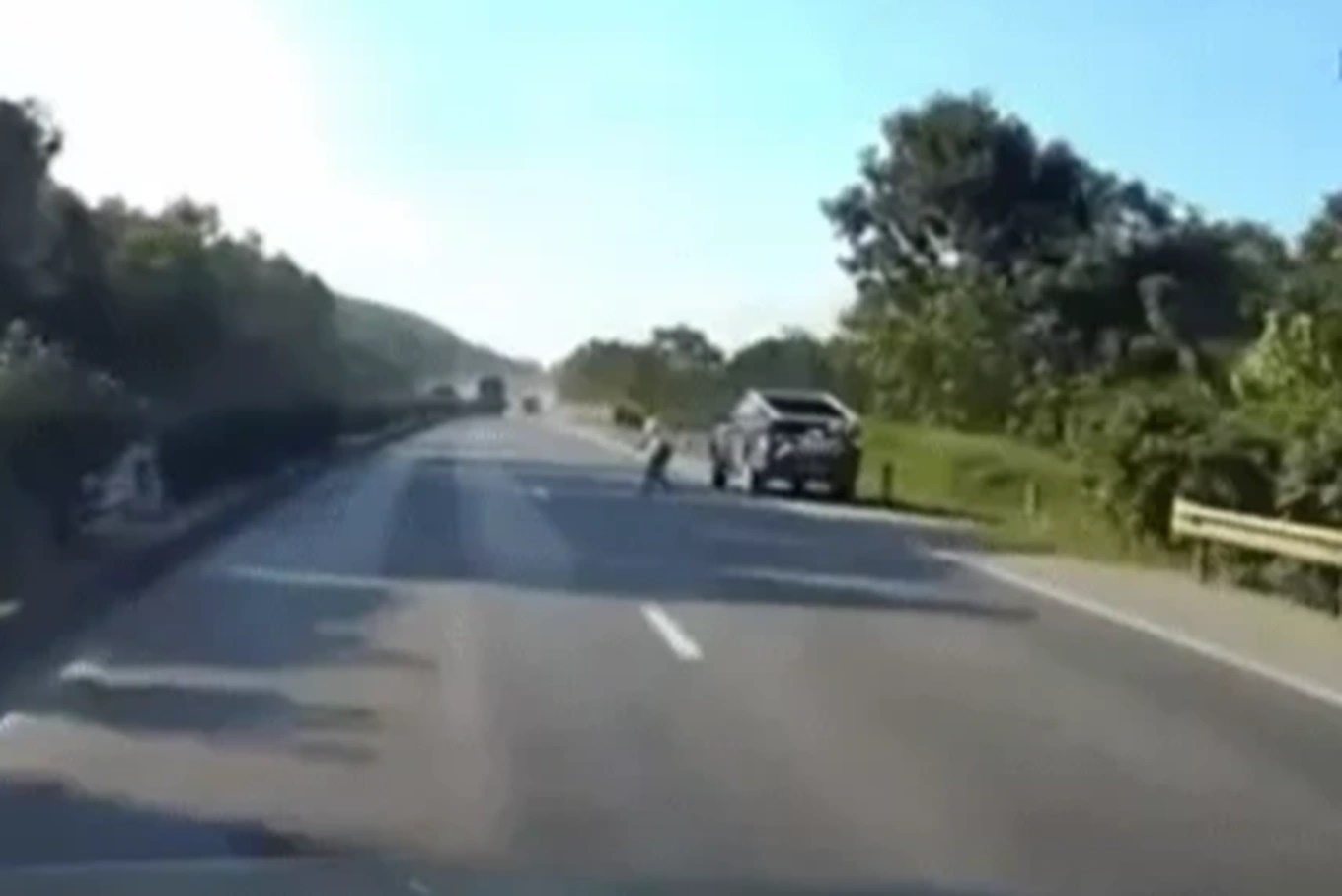 Người đàn ông cầm gậy golf lao ra giữa đường dằn mặt tài xế khác-1