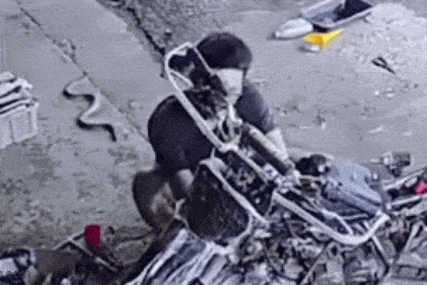 Thót tim cảnh người phụ nữ đứng chênh vênh ngoài cửa sổ để lau kính-1