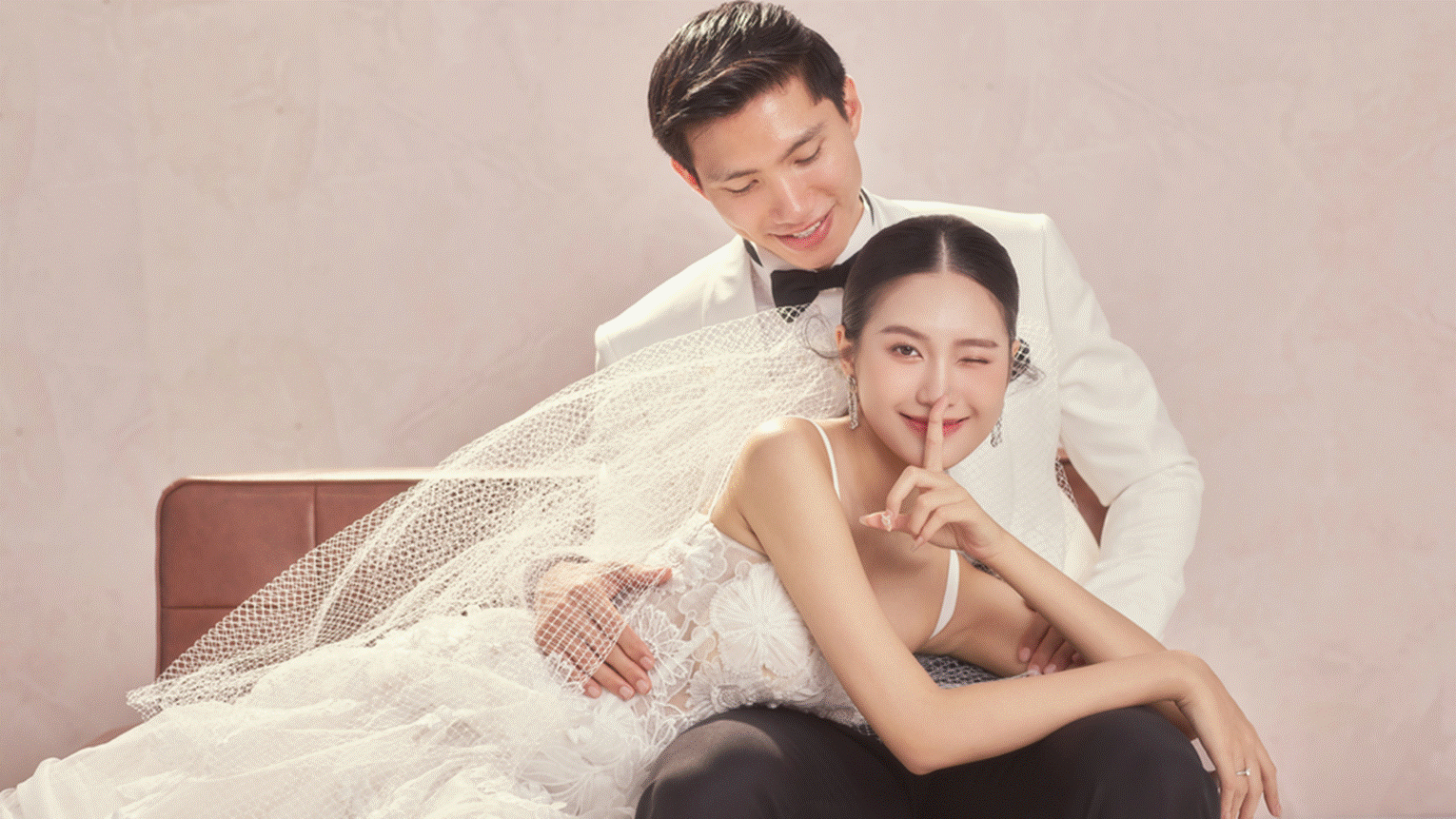 Đoàn Văn Hậu - Doãn Hải My chụp ảnh cưới với quả bóng-2