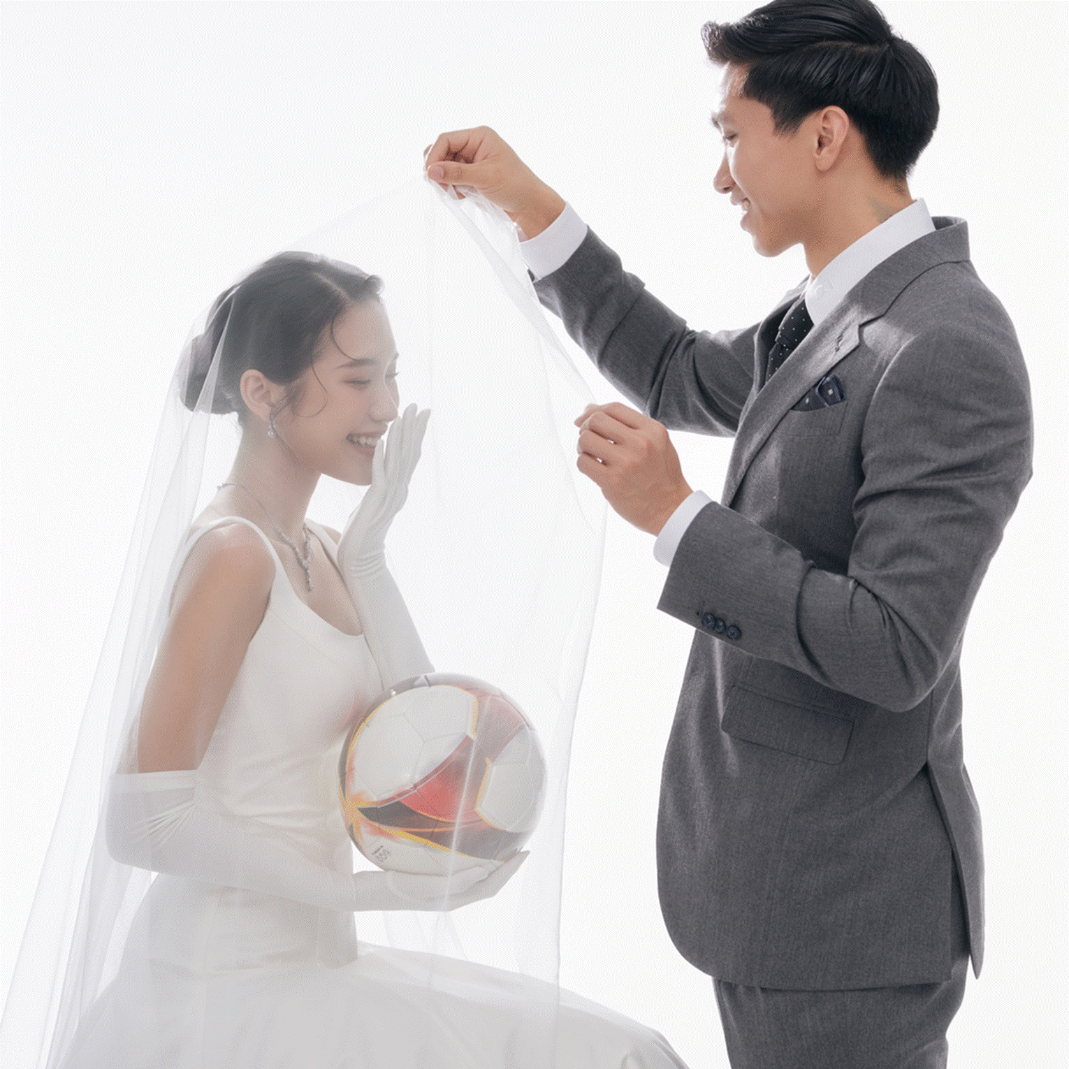 Đoàn Văn Hậu - Doãn Hải My chụp ảnh cưới với quả bóng-9