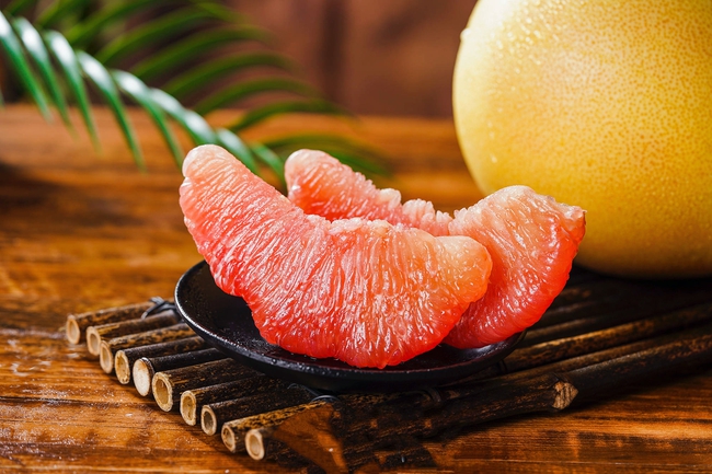 Ăn bưởi xong đừng vội vứt vỏ đi, mang làm món này ăn không chỉ nhuận phổi, giảm ho mà còn thơm miệng-1