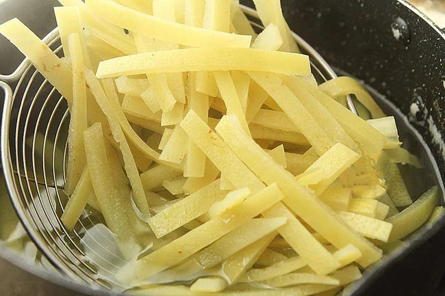 Ăn bưởi xong đừng vội vứt vỏ đi, mang làm món này ăn không chỉ nhuận phổi, giảm ho mà còn thơm miệng-7