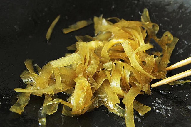 Ăn bưởi xong đừng vội vứt vỏ đi, mang làm món này ăn không chỉ nhuận phổi, giảm ho mà còn thơm miệng-9