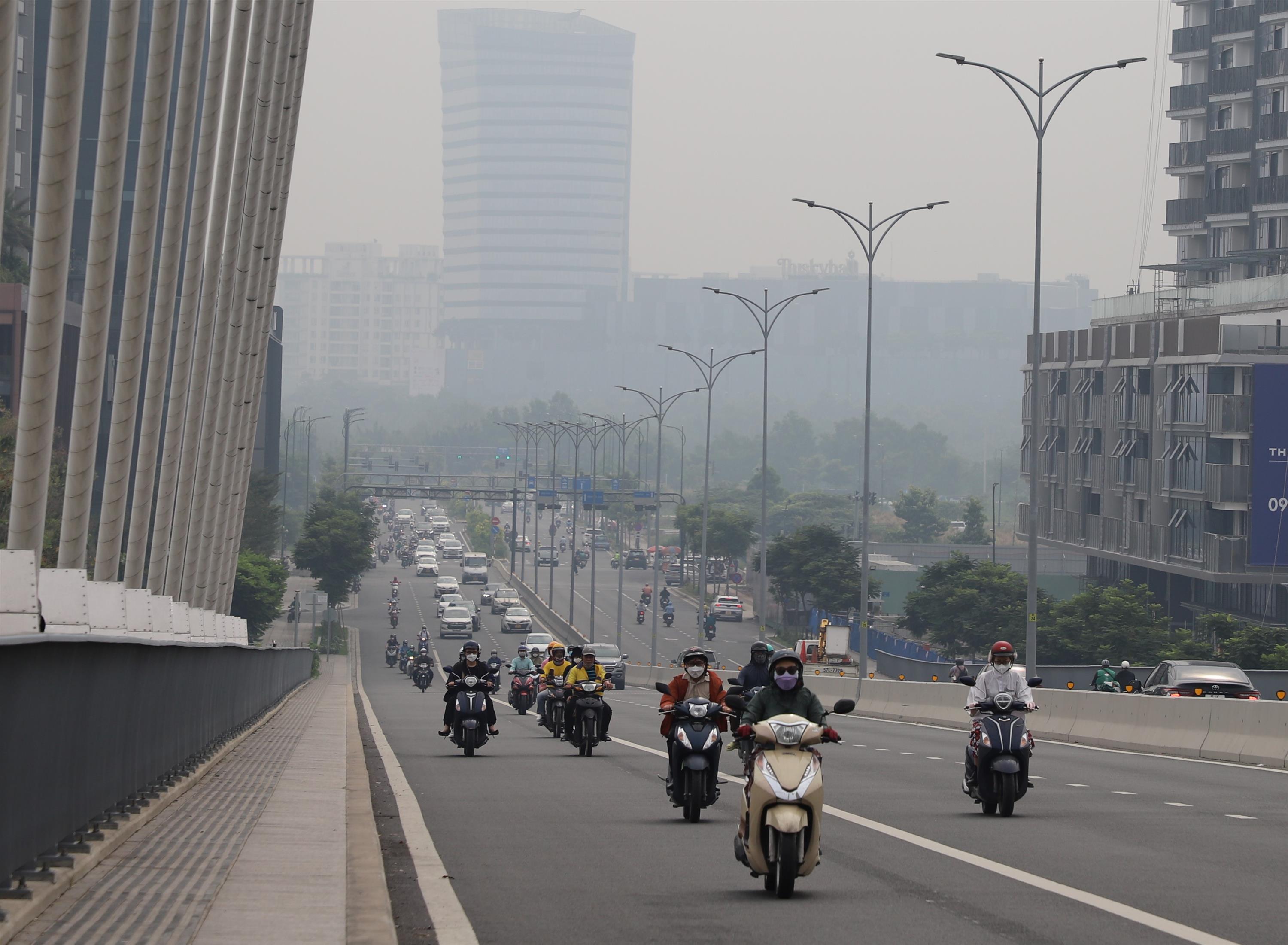 Giới trẻ TP.HCM tận hưởng tiết trời mát mẻ như mùa thu Hà Nội-1