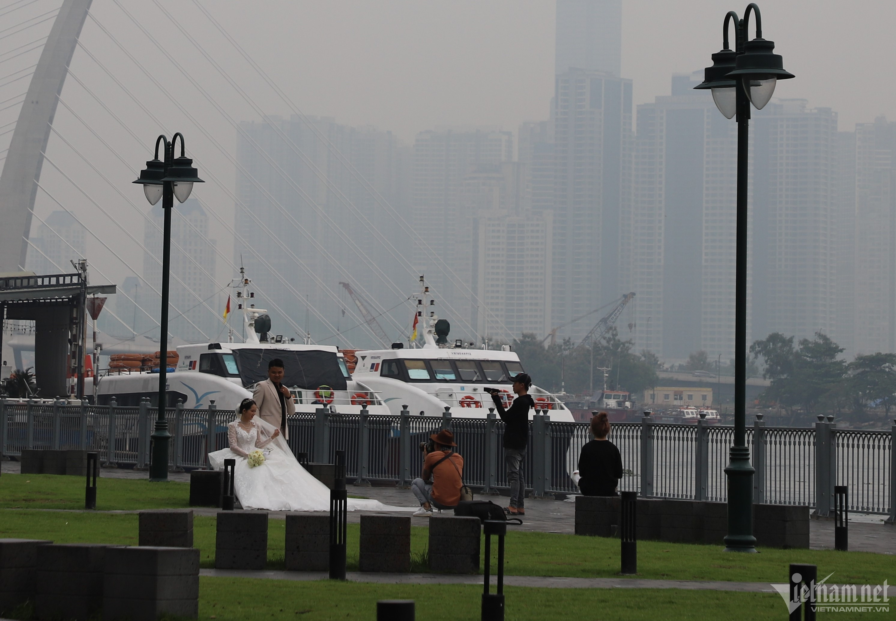 Giới trẻ TP.HCM tận hưởng tiết trời mát mẻ như mùa thu Hà Nội-10