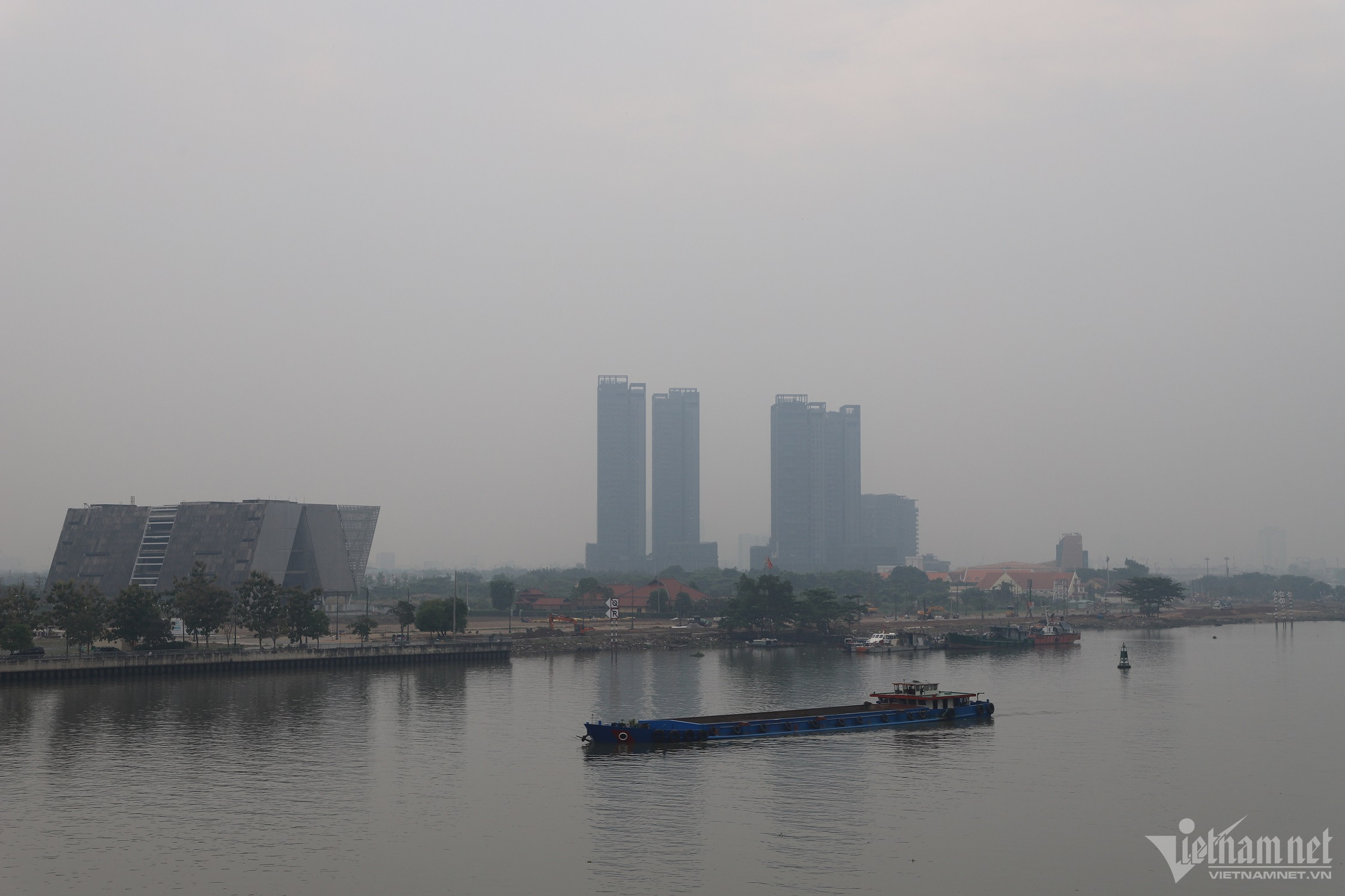 Giới trẻ TP.HCM tận hưởng tiết trời mát mẻ như mùa thu Hà Nội-3