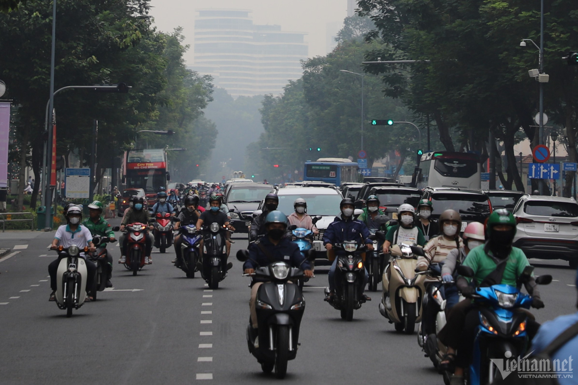 Giới trẻ TP.HCM tận hưởng tiết trời mát mẻ như mùa thu Hà Nội-6