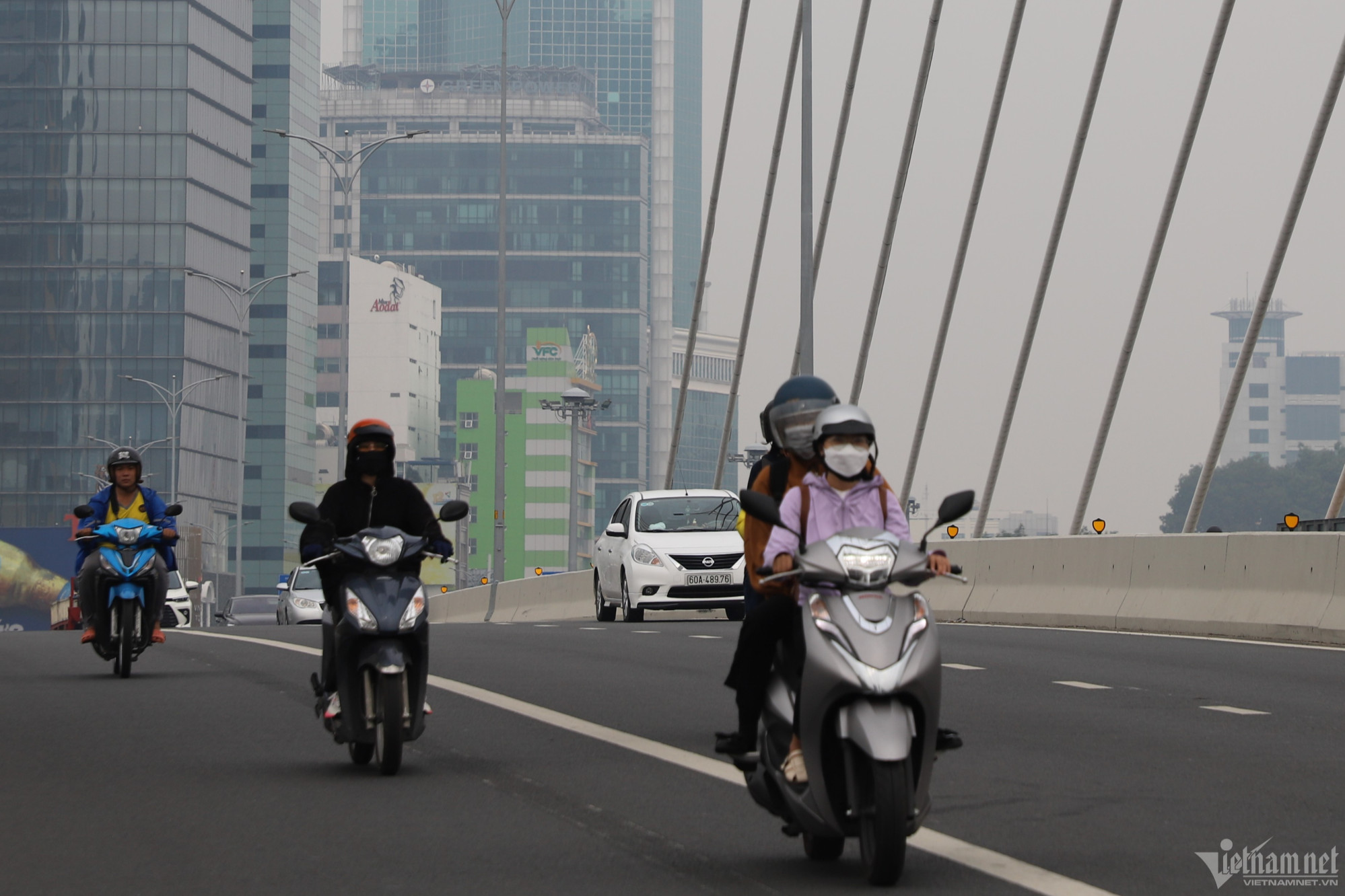 Giới trẻ TP.HCM tận hưởng tiết trời mát mẻ như mùa thu Hà Nội-7