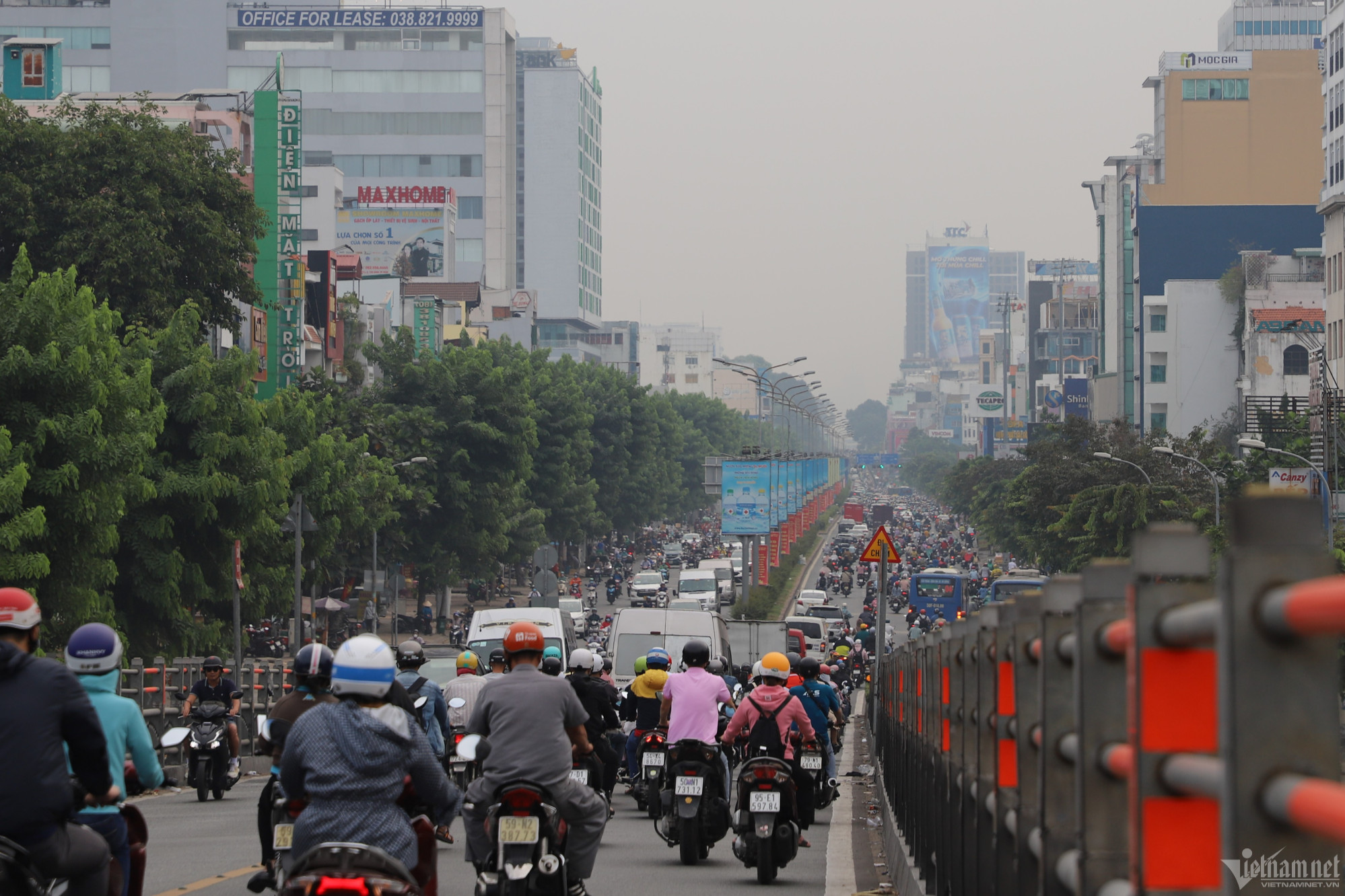 Giới trẻ TP.HCM tận hưởng tiết trời mát mẻ như mùa thu Hà Nội-8