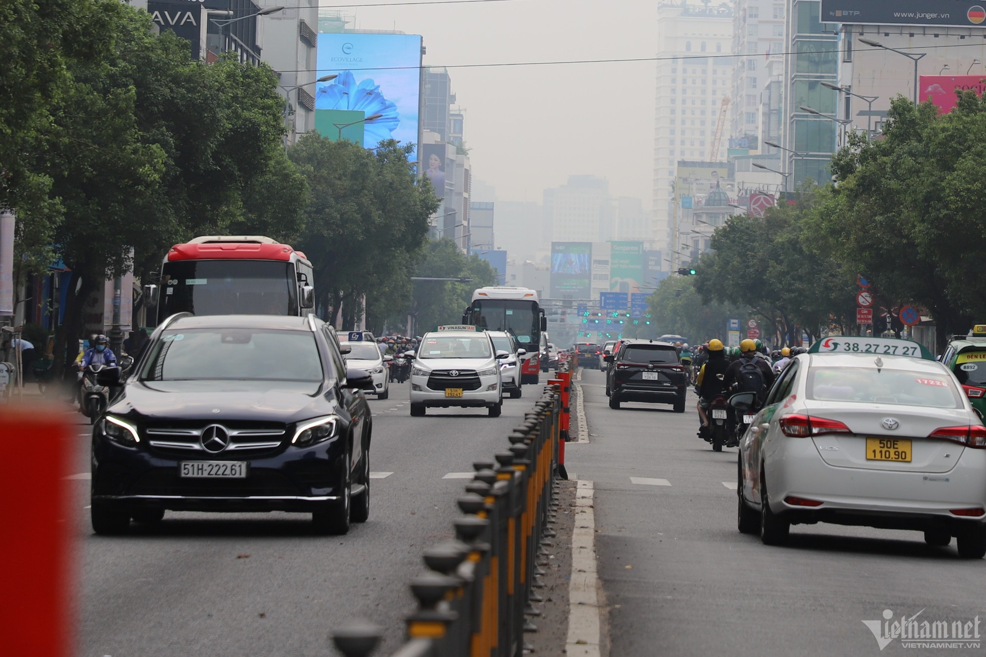 Giới trẻ TP.HCM tận hưởng tiết trời mát mẻ như mùa thu Hà Nội-9