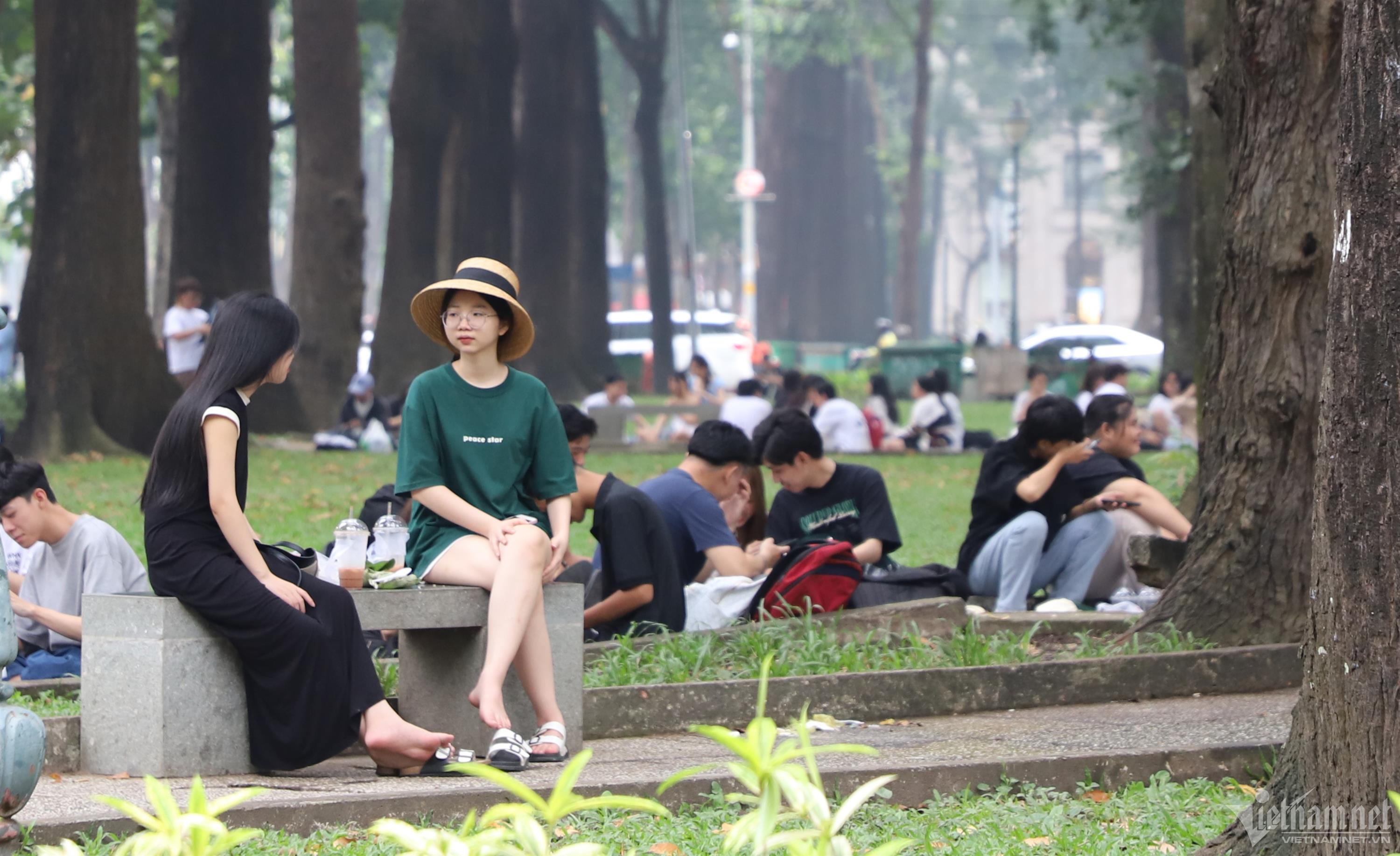 Giới trẻ TP.HCM tận hưởng tiết trời mát mẻ như mùa thu Hà Nội-11
