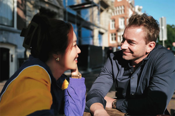 Minh Tú bất ngờ lộ diện với váy cưới sau màn cầu hôn bạn trai ngoại quốc, nhan sắc thế nào?-7