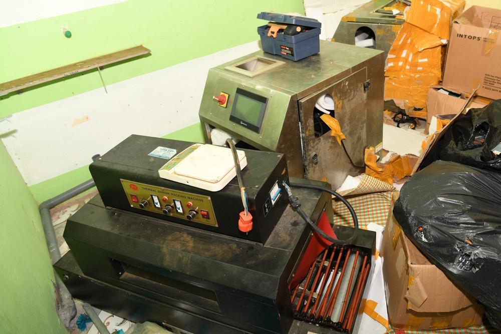 Có gì bên trong nhà máy bơm tinh dầu ma túy vào thuốc lá lớn nhất từ trước tới nay tại Hà Nội?-6