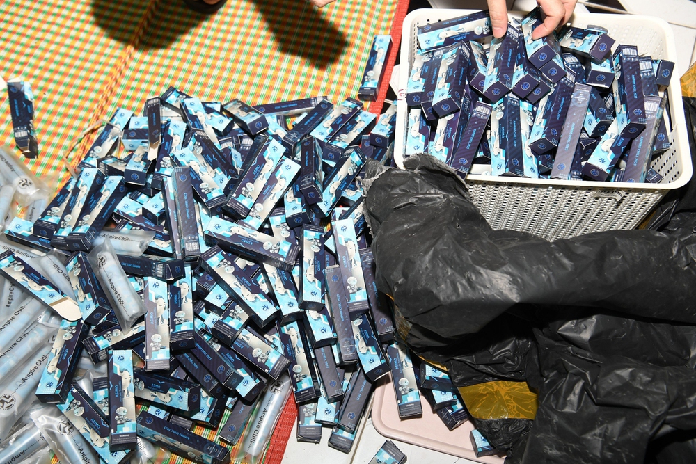 Có gì bên trong nhà máy bơm tinh dầu ma túy vào thuốc lá lớn nhất từ trước tới nay tại Hà Nội?-8