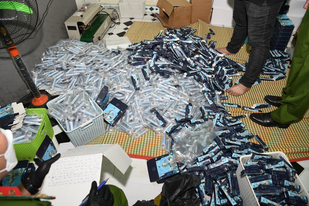 Có gì bên trong nhà máy bơm tinh dầu ma túy vào thuốc lá lớn nhất từ trước tới nay tại Hà Nội?-10