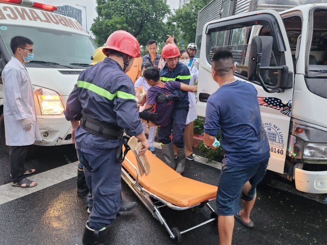 Phá cửa cứu tài xế kẹt trong cabin xe tải biến dạng sau tai nạn ở TPHCM-2