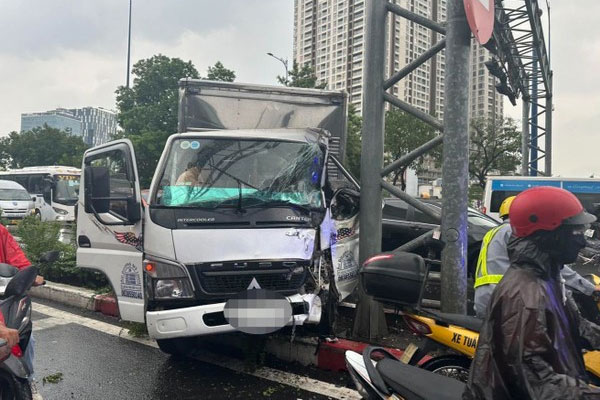 Phá cửa cứu tài xế kẹt trong cabin xe tải biến dạng sau tai nạn ở TPHCM-1