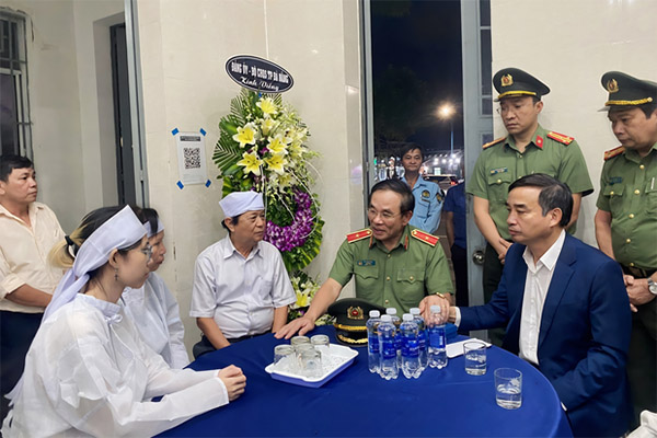 Túi đồ cô gái để trước nhà vệ sinh ở Hà Nội khiến nữ công nhân run sợ-9