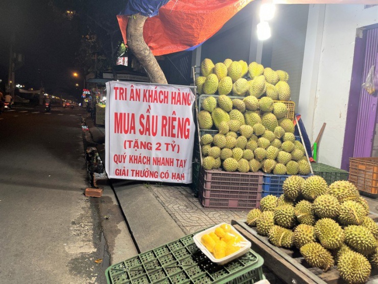 Giá sầu riêng nhảy múa từng ngày, cửa hàng khuyến mãi lạ-1