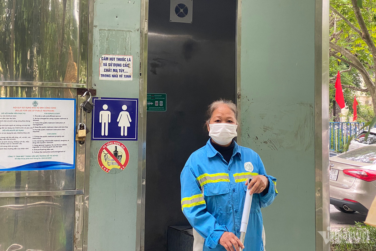 Túi đồ cô gái để trước nhà vệ sinh ở Hà Nội khiến nữ công nhân run sợ-1