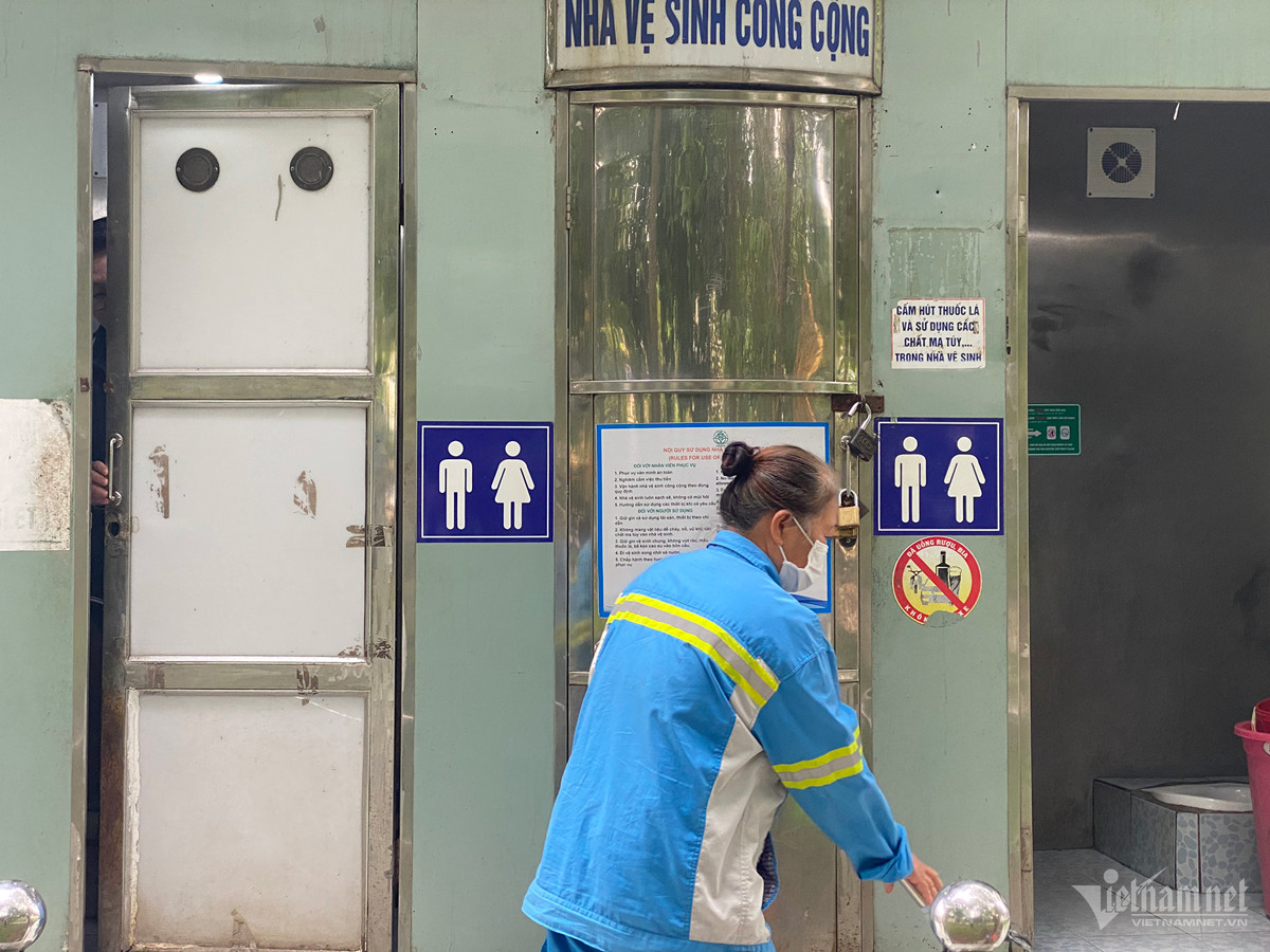 Túi đồ cô gái để trước nhà vệ sinh ở Hà Nội khiến nữ công nhân run sợ-2