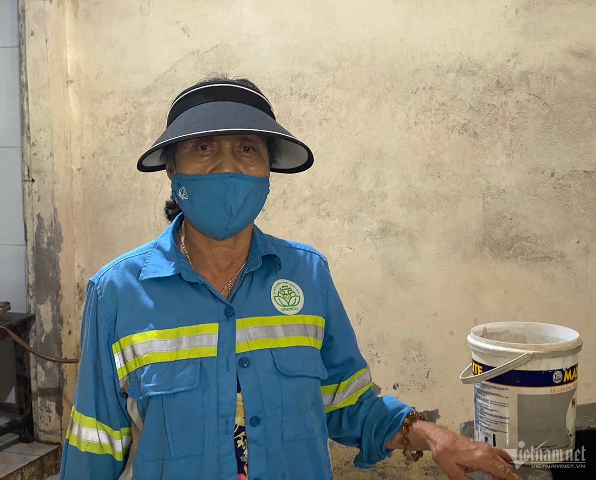 Túi đồ cô gái để trước nhà vệ sinh ở Hà Nội khiến nữ công nhân run sợ-3