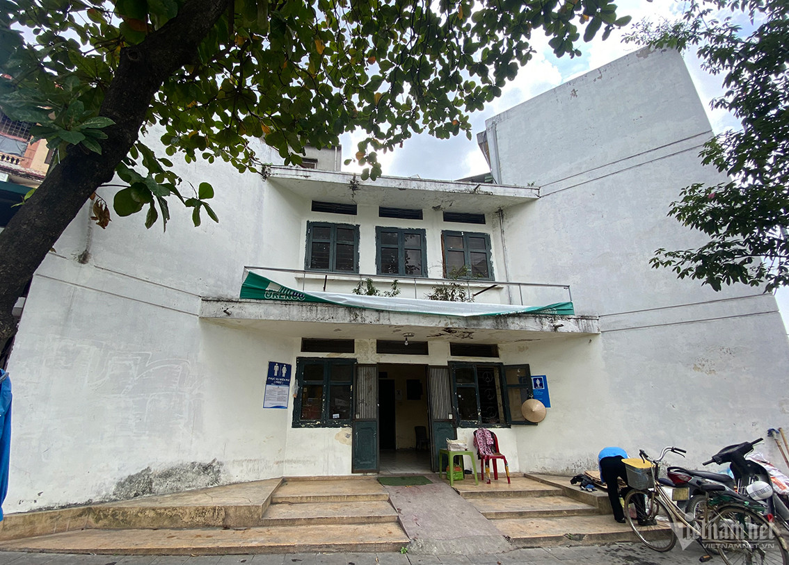 Túi đồ cô gái để trước nhà vệ sinh ở Hà Nội khiến nữ công nhân run sợ-4