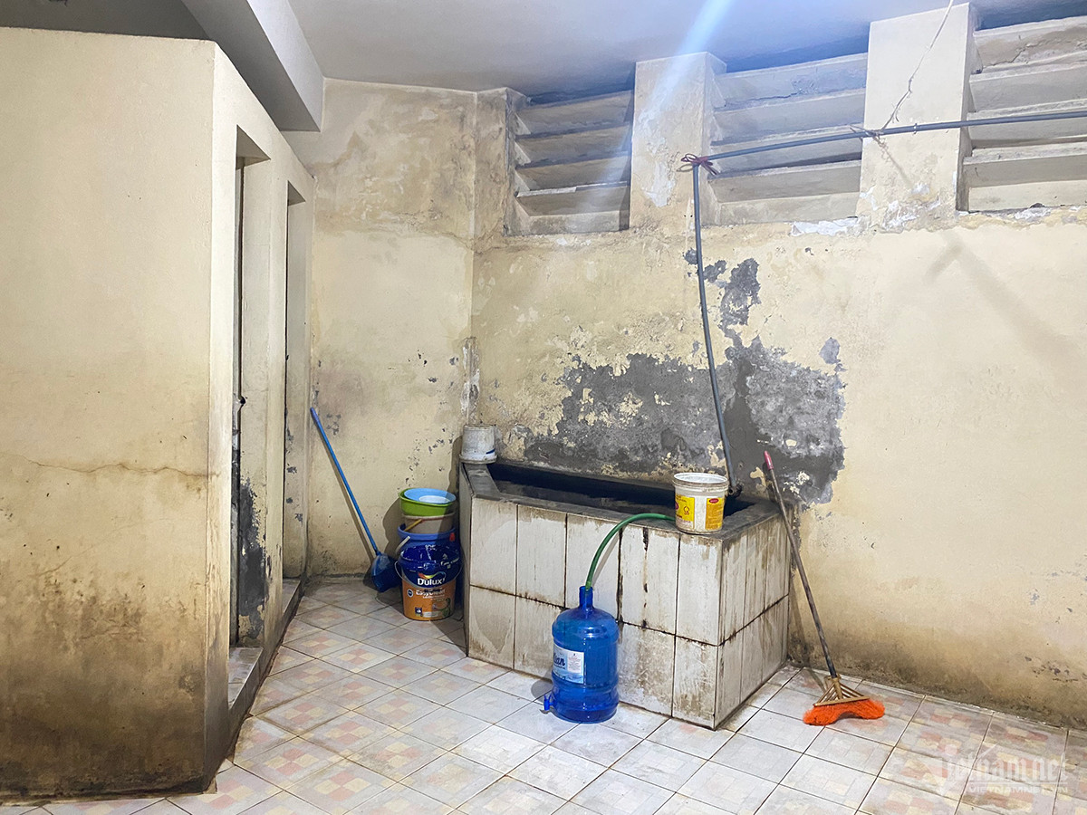 Túi đồ cô gái để trước nhà vệ sinh ở Hà Nội khiến nữ công nhân run sợ-5
