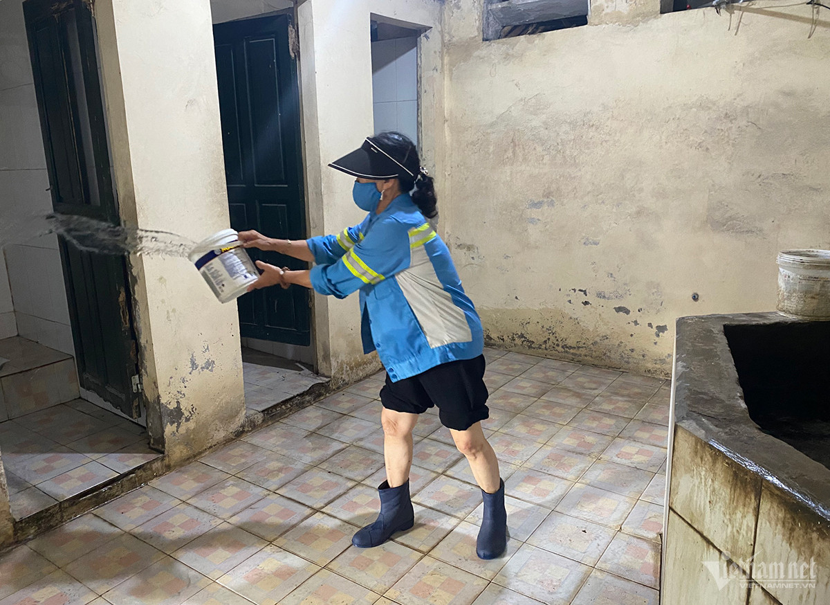Túi đồ cô gái để trước nhà vệ sinh ở Hà Nội khiến nữ công nhân run sợ-6
