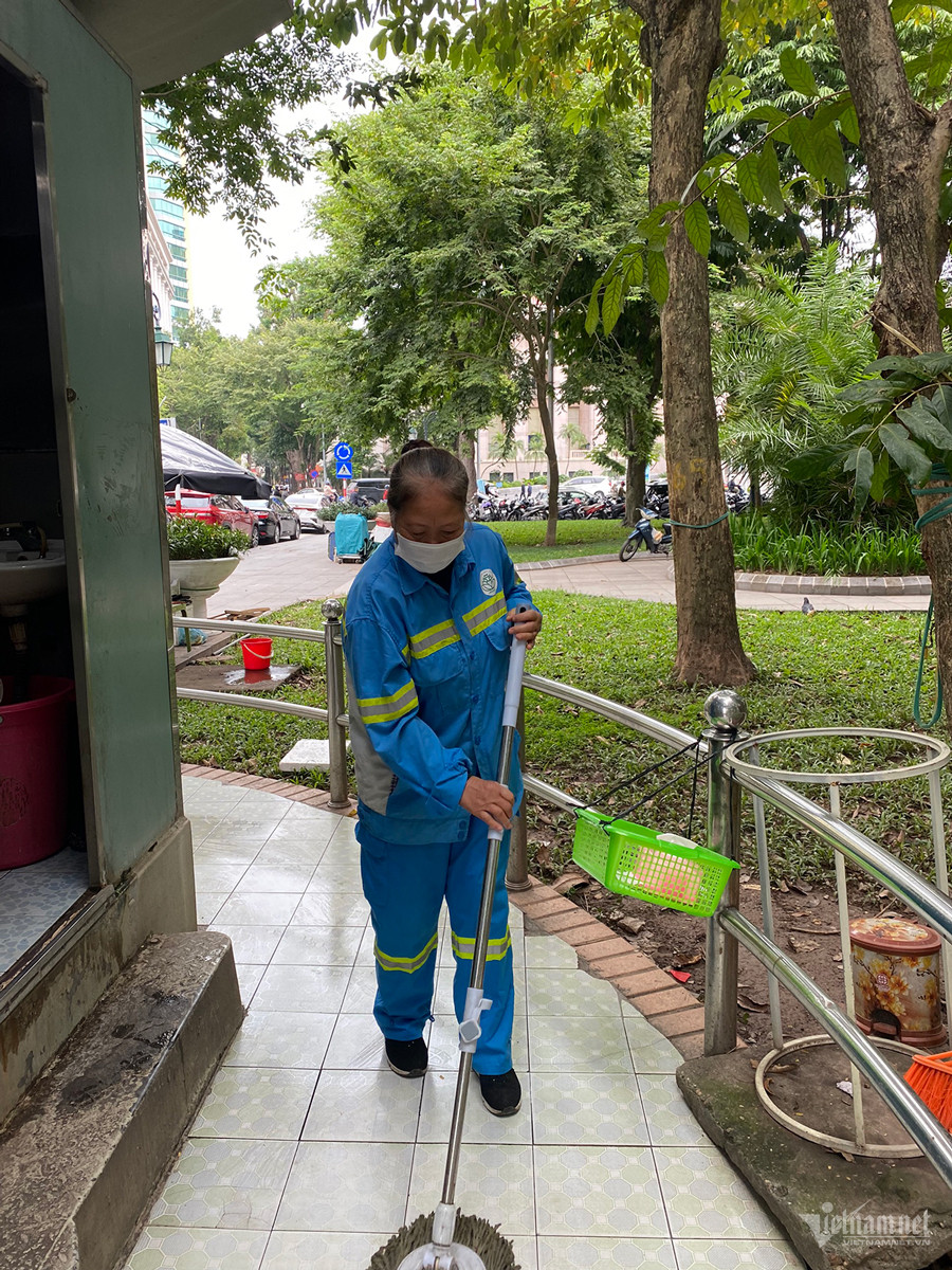 Túi đồ cô gái để trước nhà vệ sinh ở Hà Nội khiến nữ công nhân run sợ-7