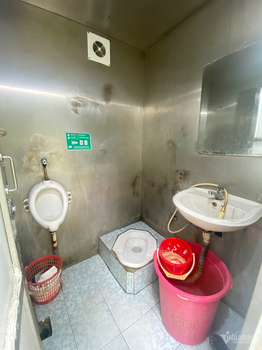 Túi đồ cô gái để trước nhà vệ sinh ở Hà Nội khiến nữ công nhân run sợ-8