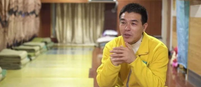 Bị gọi là kẻ ngốc suốt 29 năm vì làm bố của những cục nợ, người đàn ông vẫn hăng say viết lại cuộc đời cho 276 đứa trẻ-1